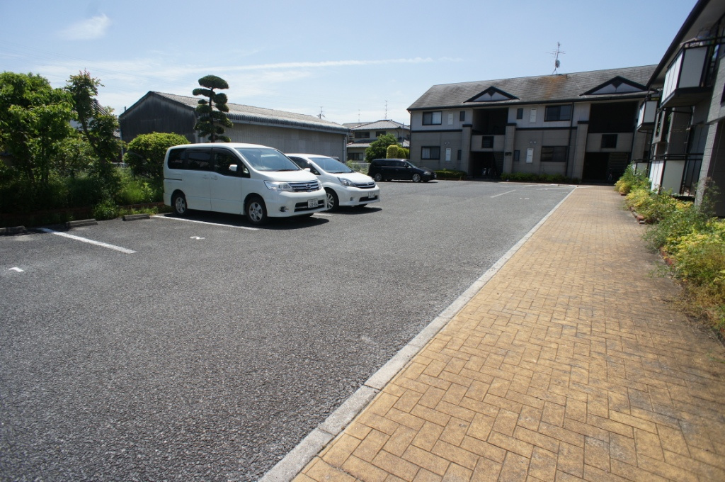 天理市二階堂上ノ庄町のアパートの駐車場