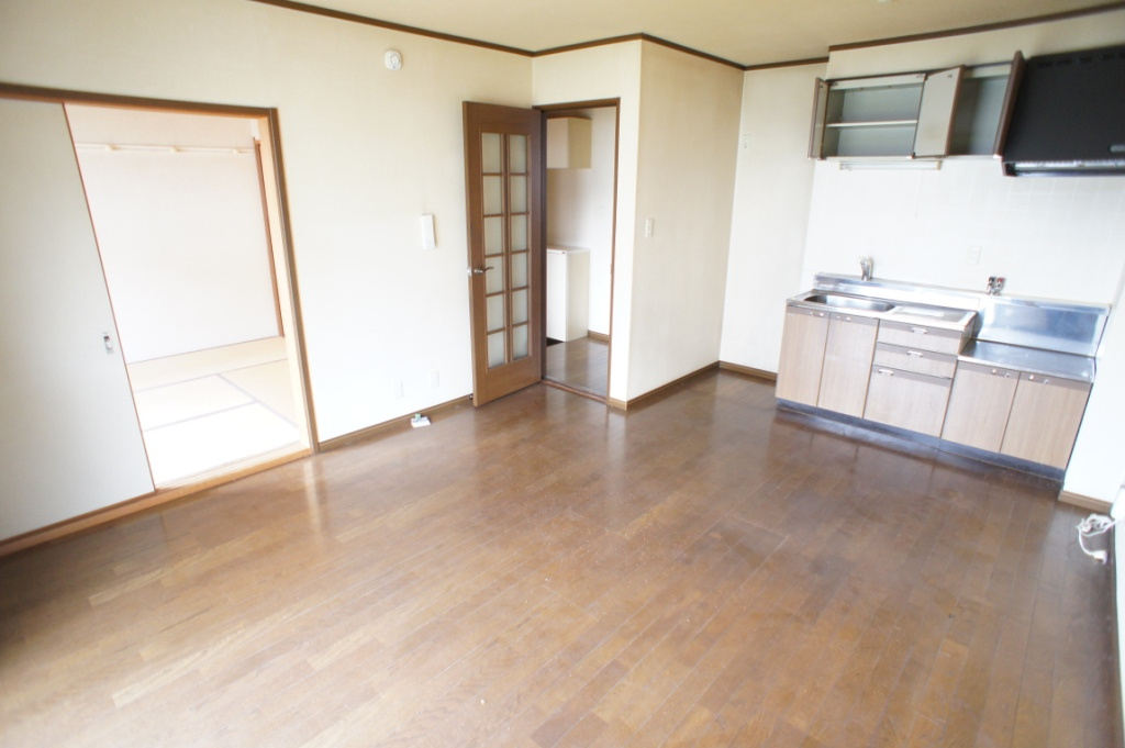 天理市二階堂上ノ庄町のアパートの居間・リビング
