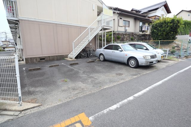 ジョイフル東生駒Ａ棟の駐車場