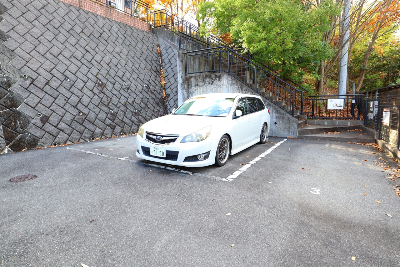 ヴィラ東生駒の駐車場