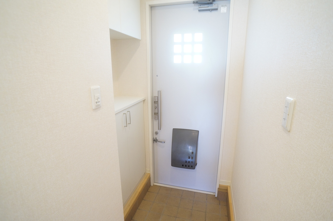 ラフィネ梅美台の玄関