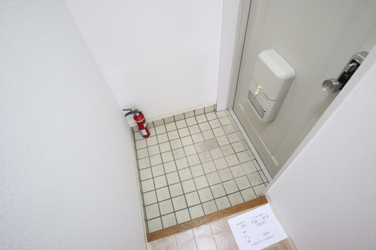 寛和ビルの玄関