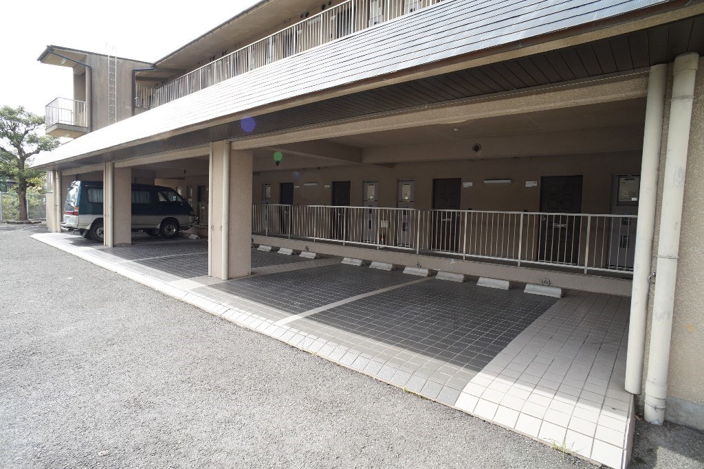 和州ロイヤルビルの駐車場