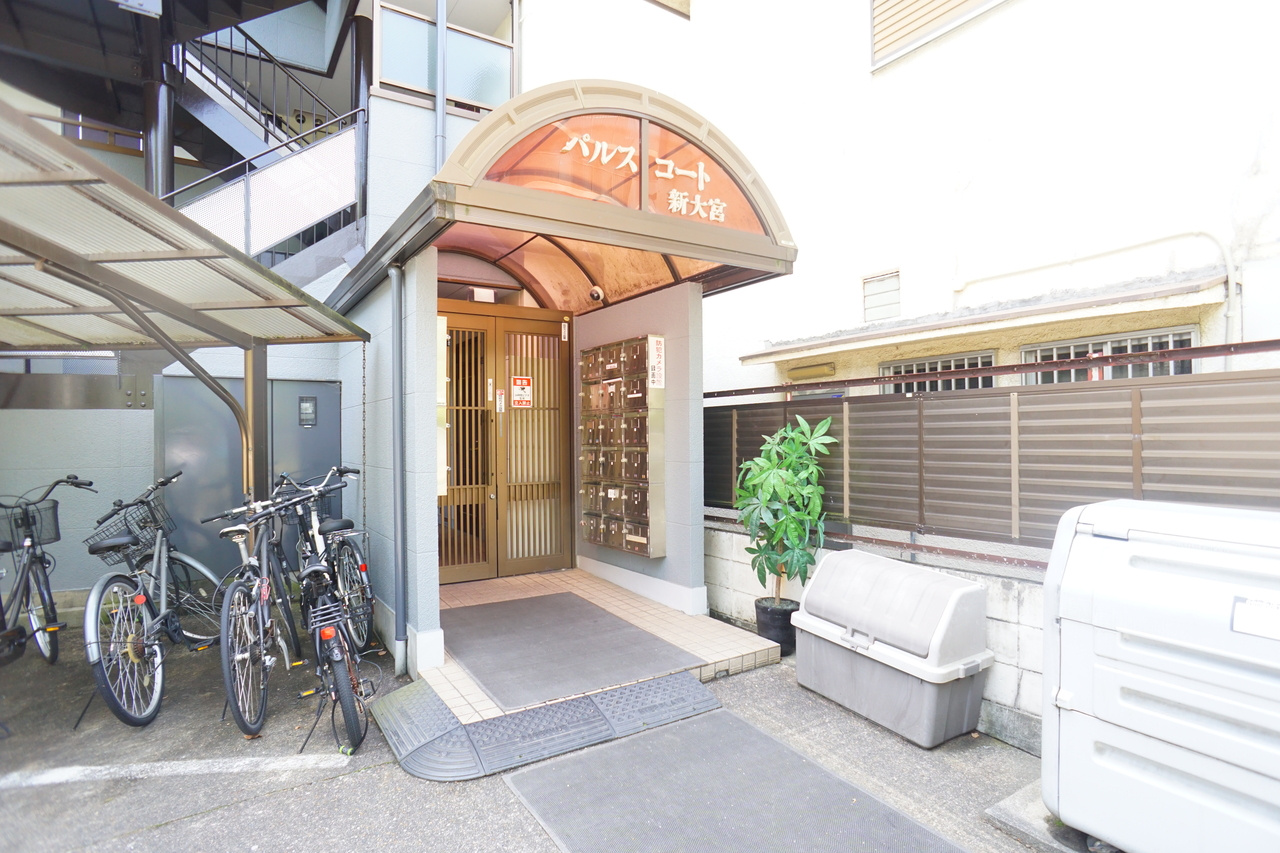 パルスコート新大宮のエントランス