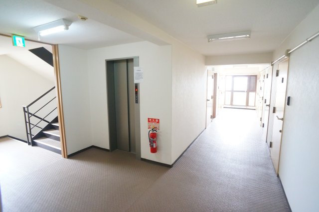 フォレスト高畑マンションのロビー