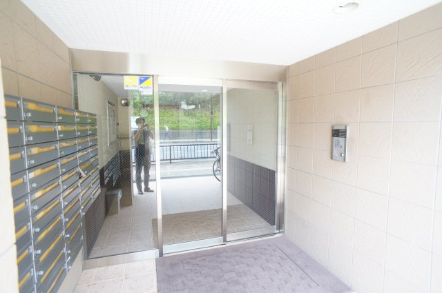 フォレスト高畑マンションのエントランス