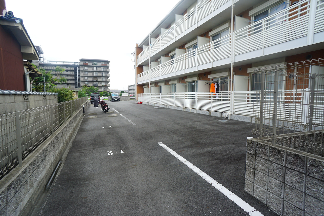 レオネクストコミンチャーレ九条の駐車場