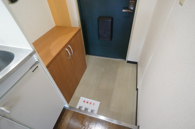三芳ビルの玄関