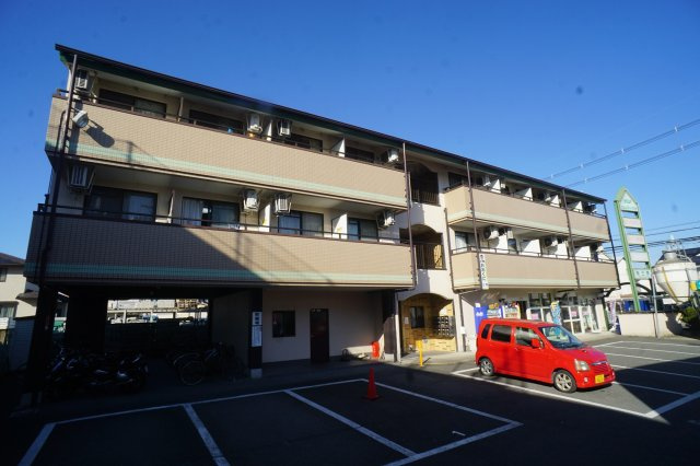 三芳ビルの駐車場