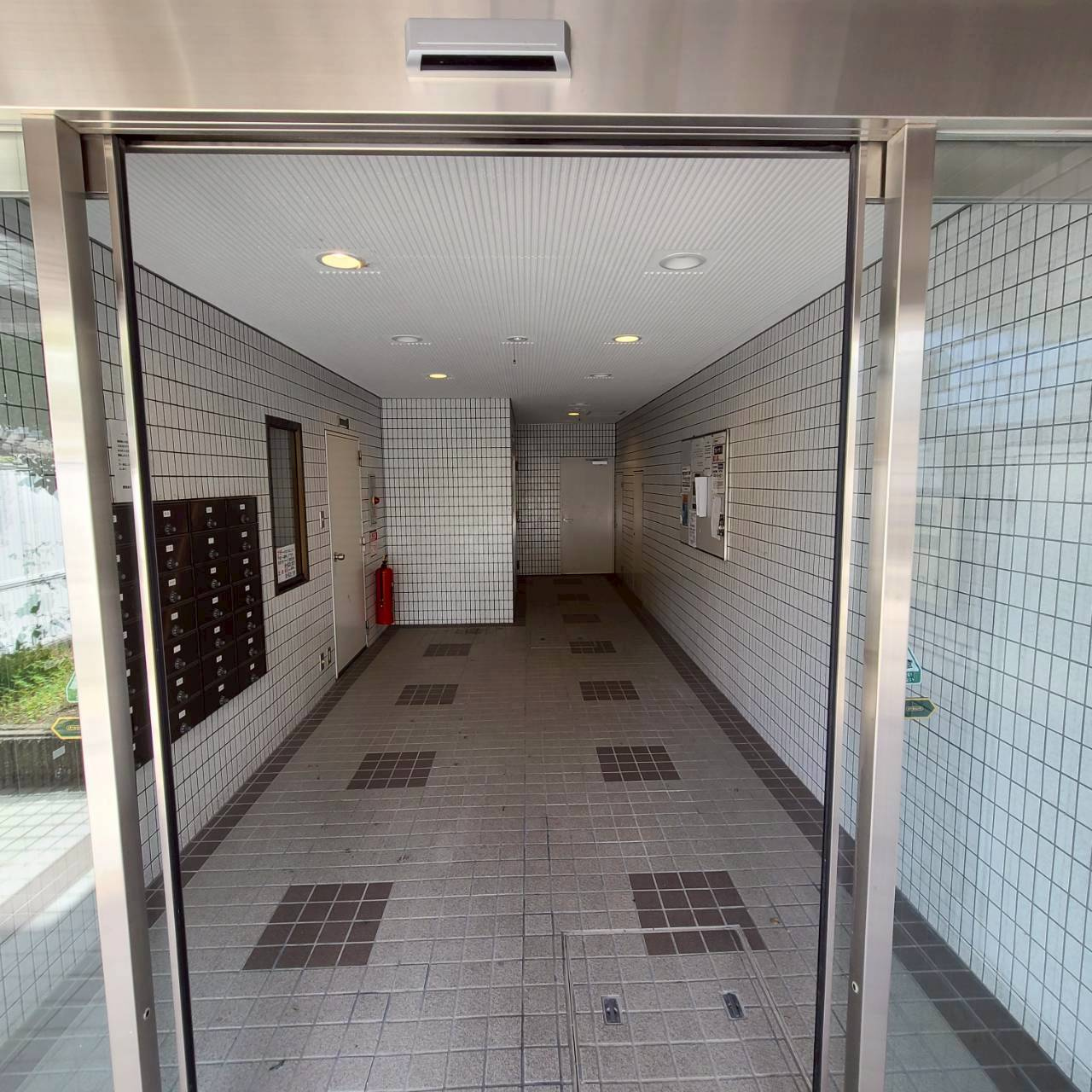 マンションオカザワのエントランス