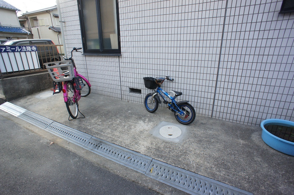ファミール法隆寺の駐車場