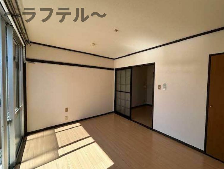 旭町　ハイツの居間・リビング