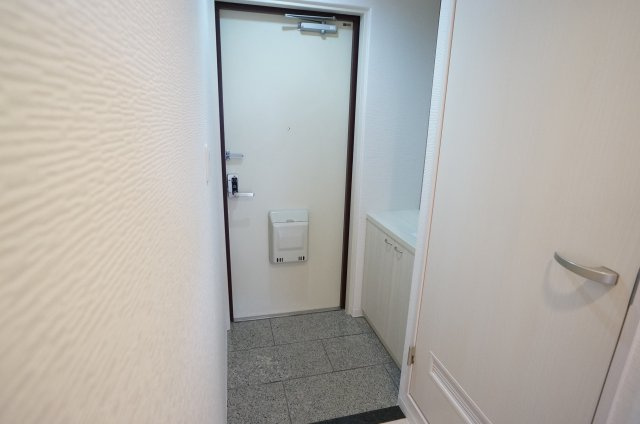 アソシエートの玄関