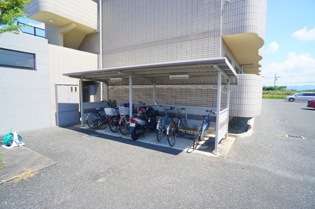 アソシエートの駐車場