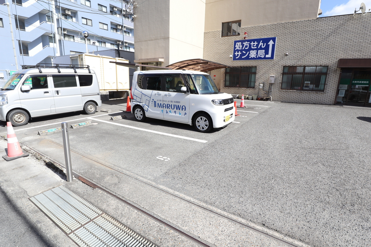 イースト33神宮前の駐車場