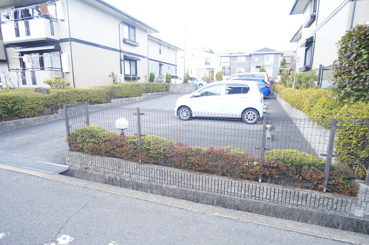 グリーンシャルマン D棟の駐車場
