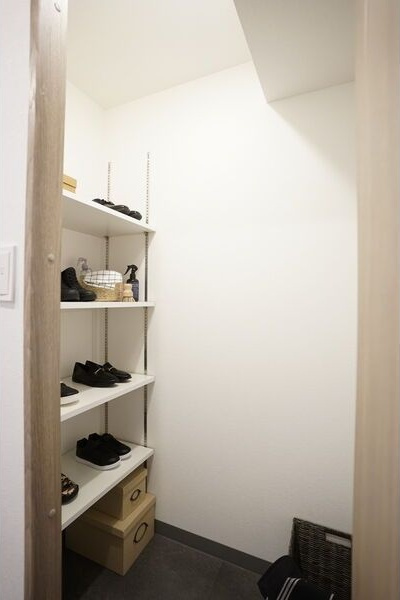 LEGALAND+ ABENOSANMEICHOの玄関|家具は参考です。