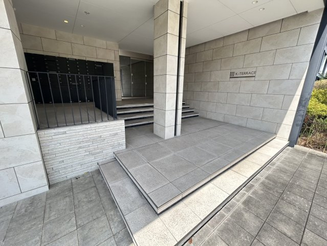 K-TERRACE学研奈良登美ヶ丘のエントランス