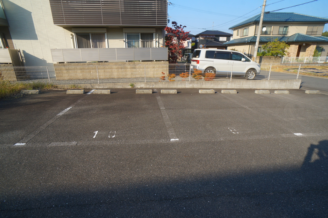 ローズコート加茂の駐車場
