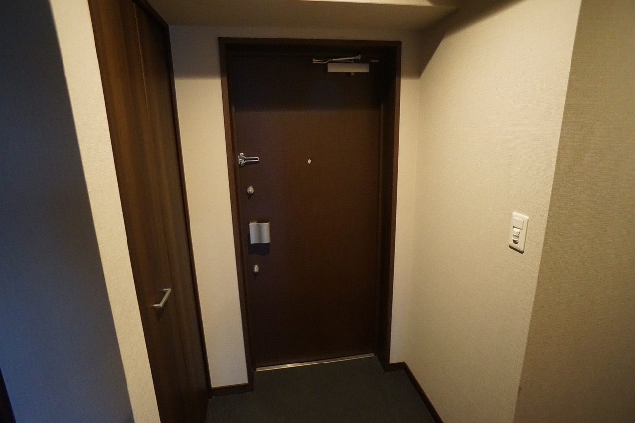 ＬＡ　ＲＩＶＩＥＲＥ　ＯＫＡＭＯＴＯⅡの玄関