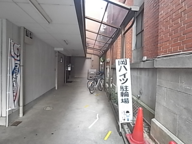 駅前岡ハイツのエントランス