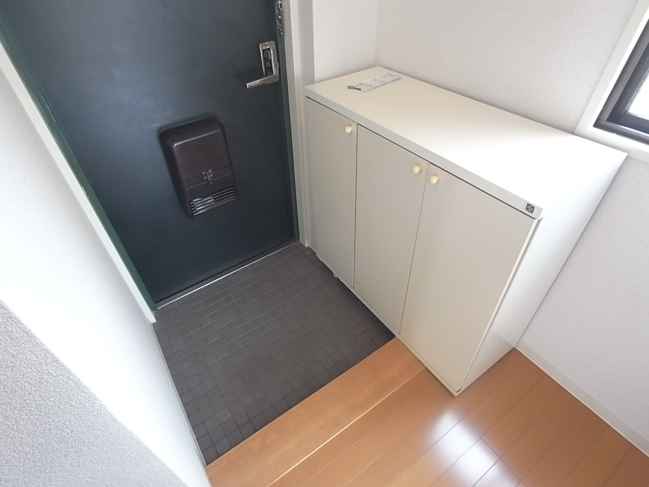 富雄サンパレスⅠ号館の玄関