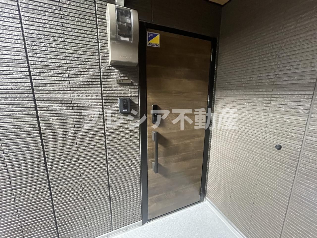 D-ROOM甲子園口の玄関