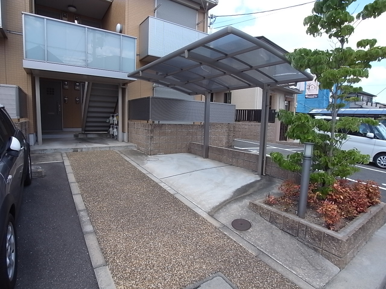 アールウエストＢ棟の駐車場