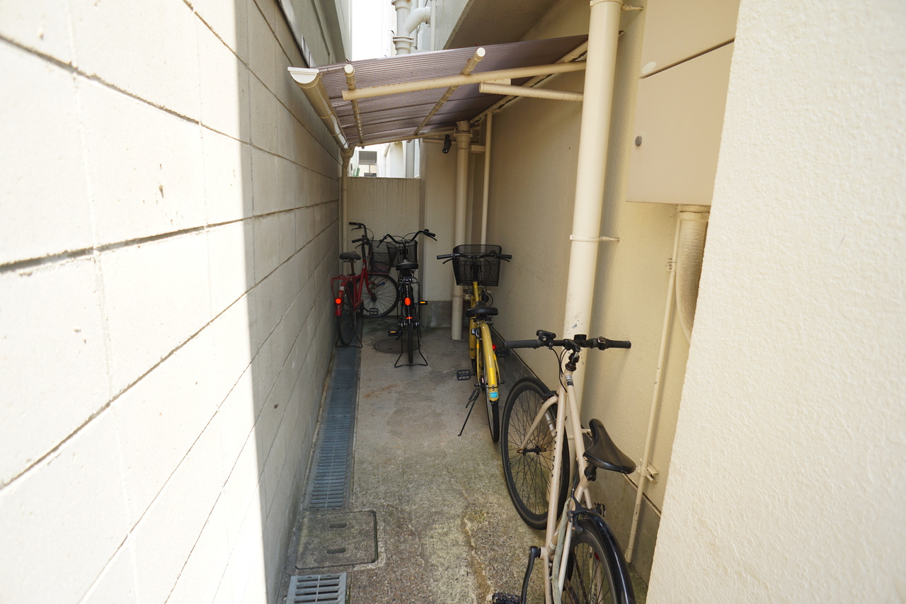 メゾン三条の駐車場