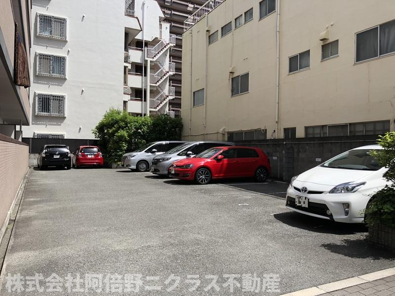 マジョール松崎町の駐車場