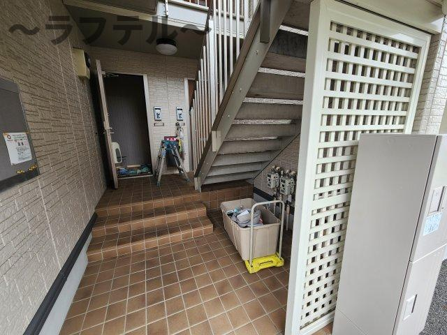 所沢市大字久米のアパートのエントランス