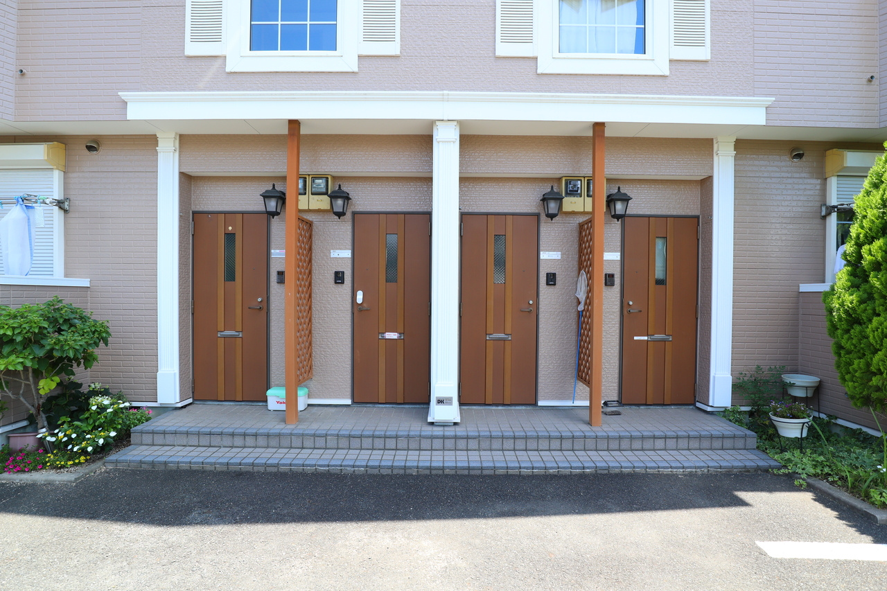 磯城郡田原本町大字三笠のアパートのエントランス