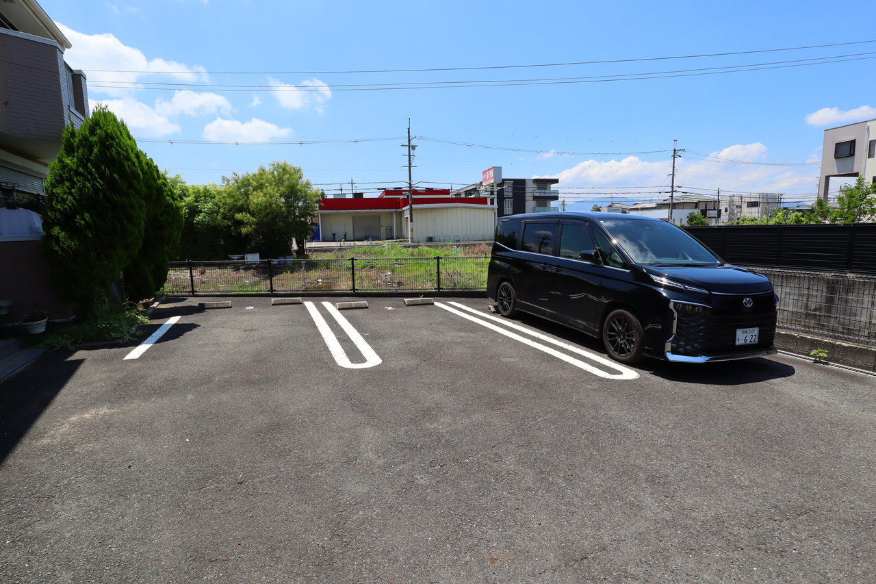 磯城郡田原本町大字三笠のアパートの駐車場