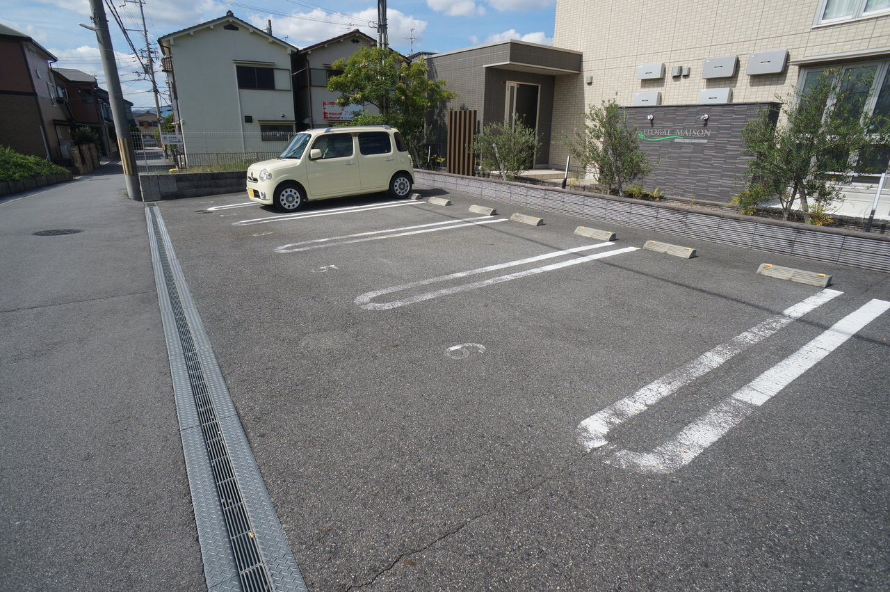 フローラル　メゾンの駐車場