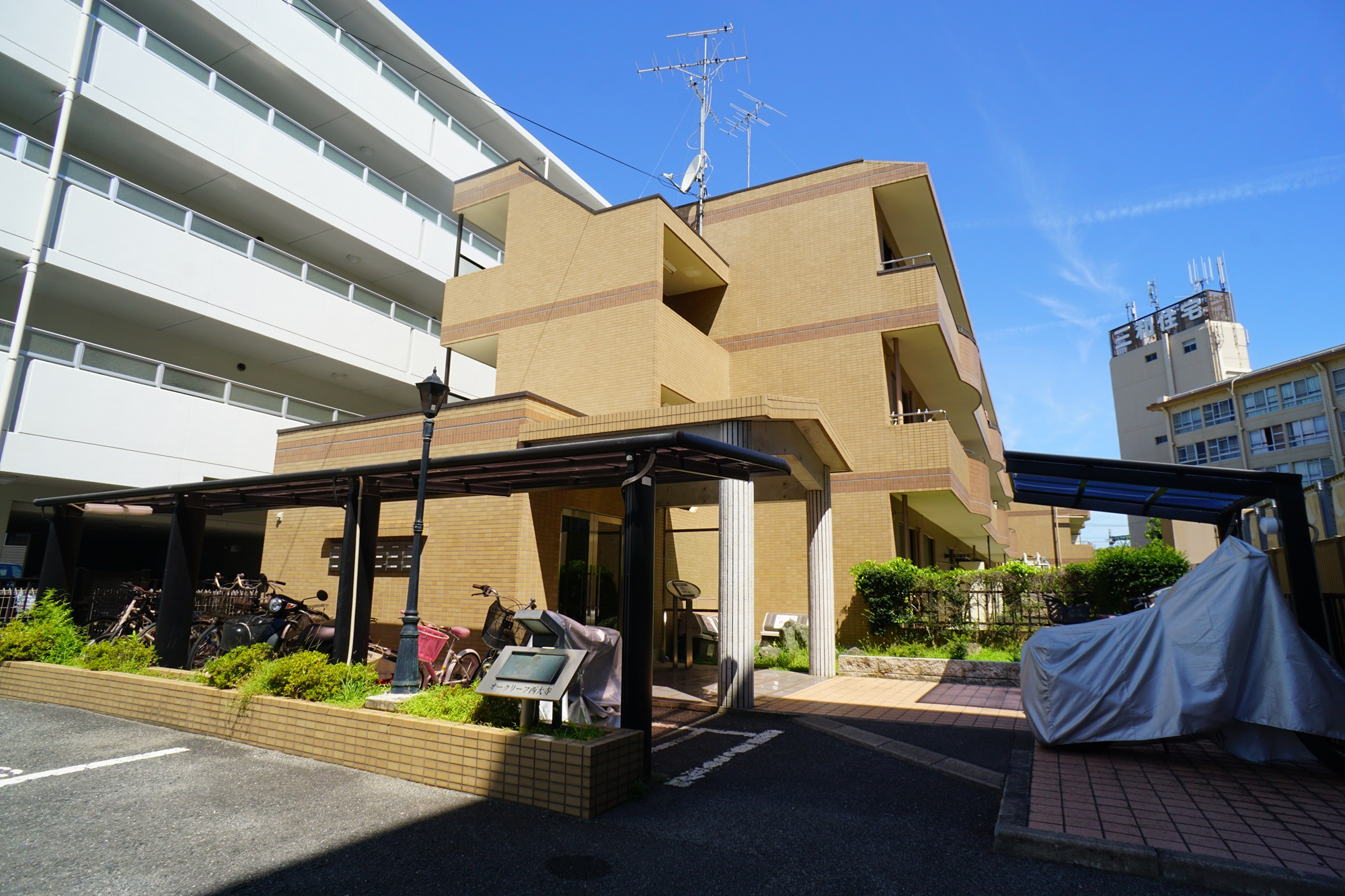 オークリーフ西大寺の外観