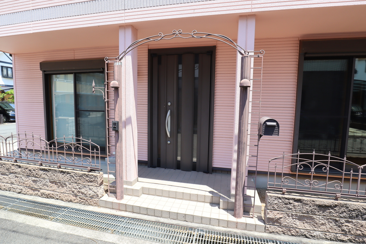 田原本新町貸家のエントランス