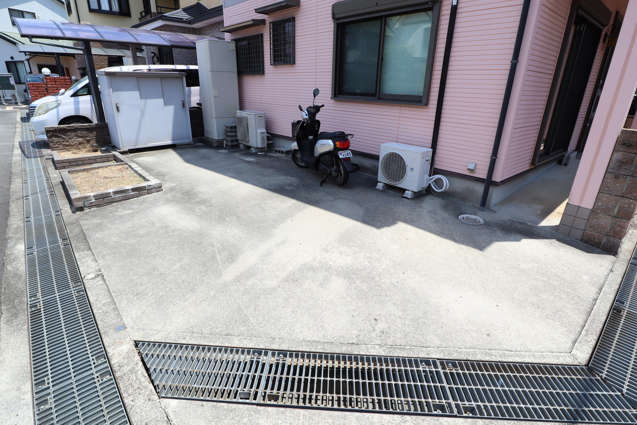 田原本新町貸家の駐車場