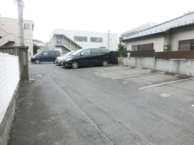 ファミール浦和の駐車場