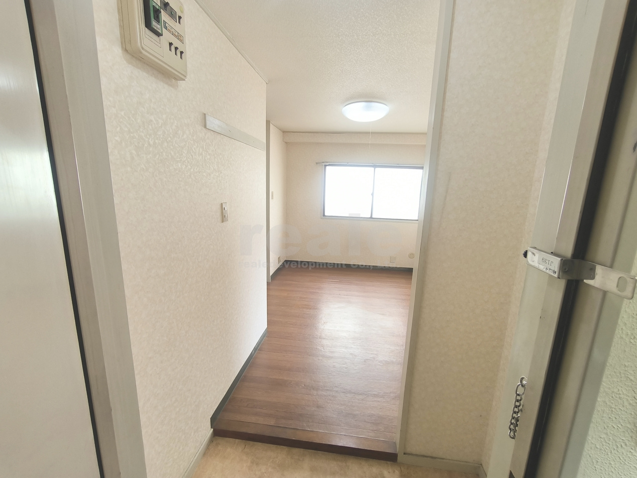 三鷹市新川６丁目の賃貸マンションの玄関