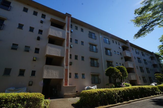 西大寺住宅２号棟のエントランス
