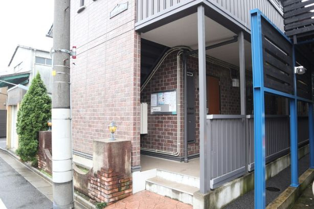川口市西川口２丁目のアパートのエントランス