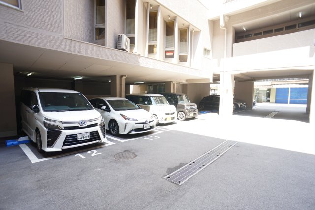 アルファグランデの駐車場
