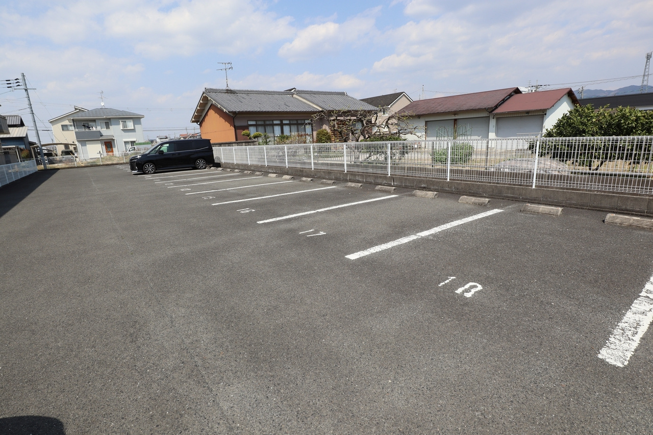 クレールマーマの駐車場