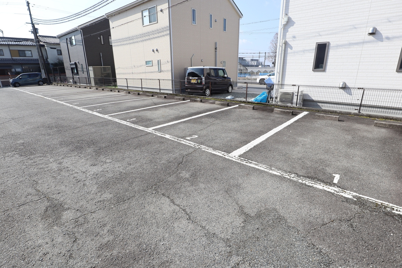 プレミール深田の駐車場