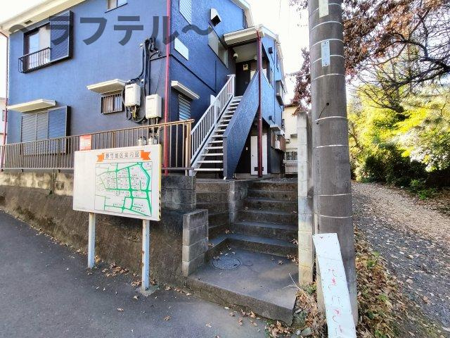所沢市小手指南３丁目のアパートのエントランス
