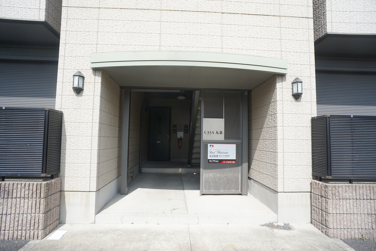 カーサ九条のエントランス