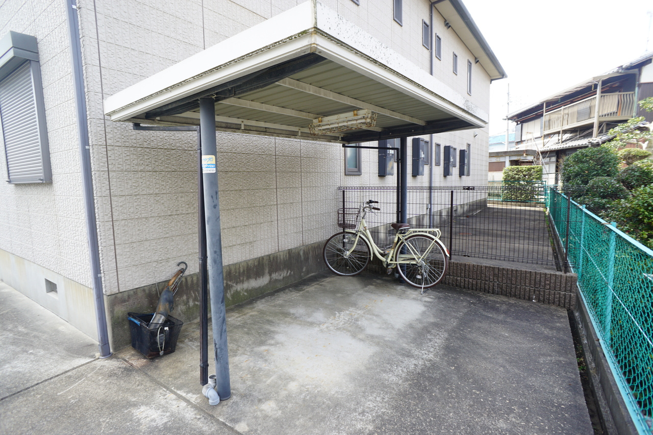カーサ九条の駐車場