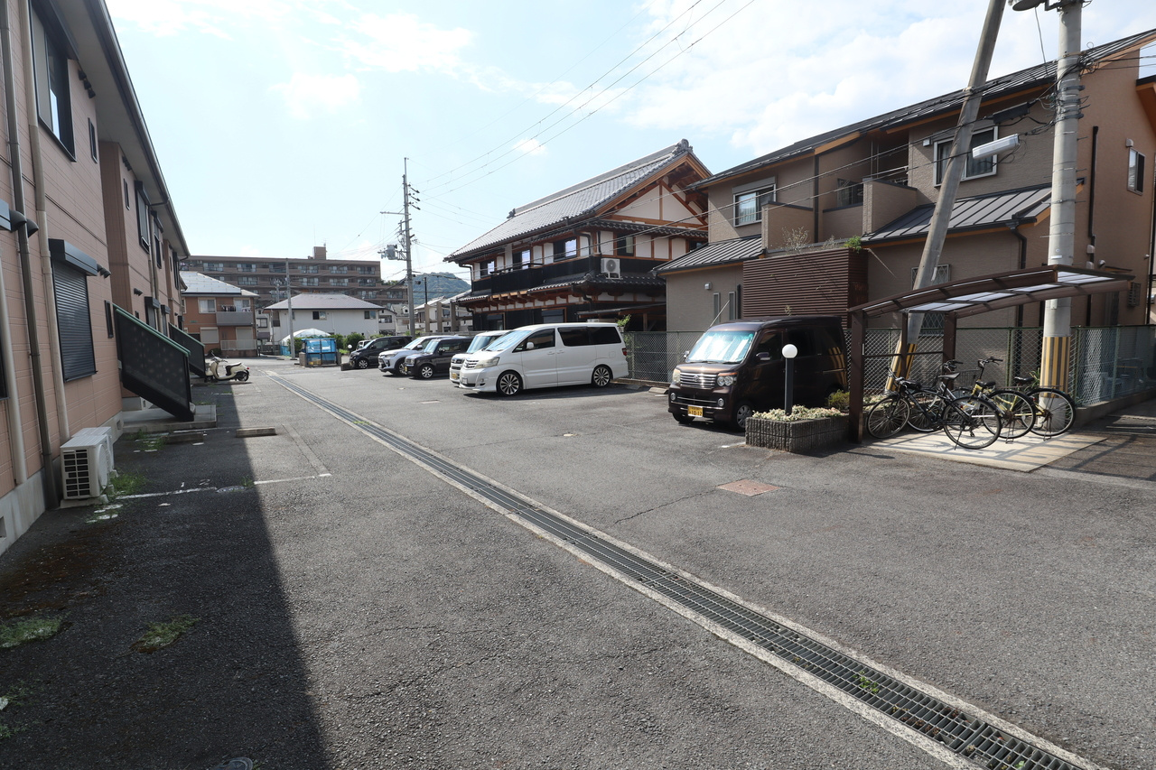 ファミールグランデC棟の駐車場