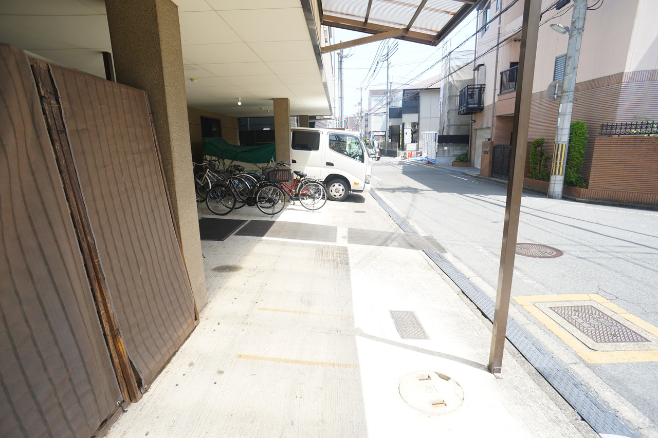 プレミール新大宮の駐車場