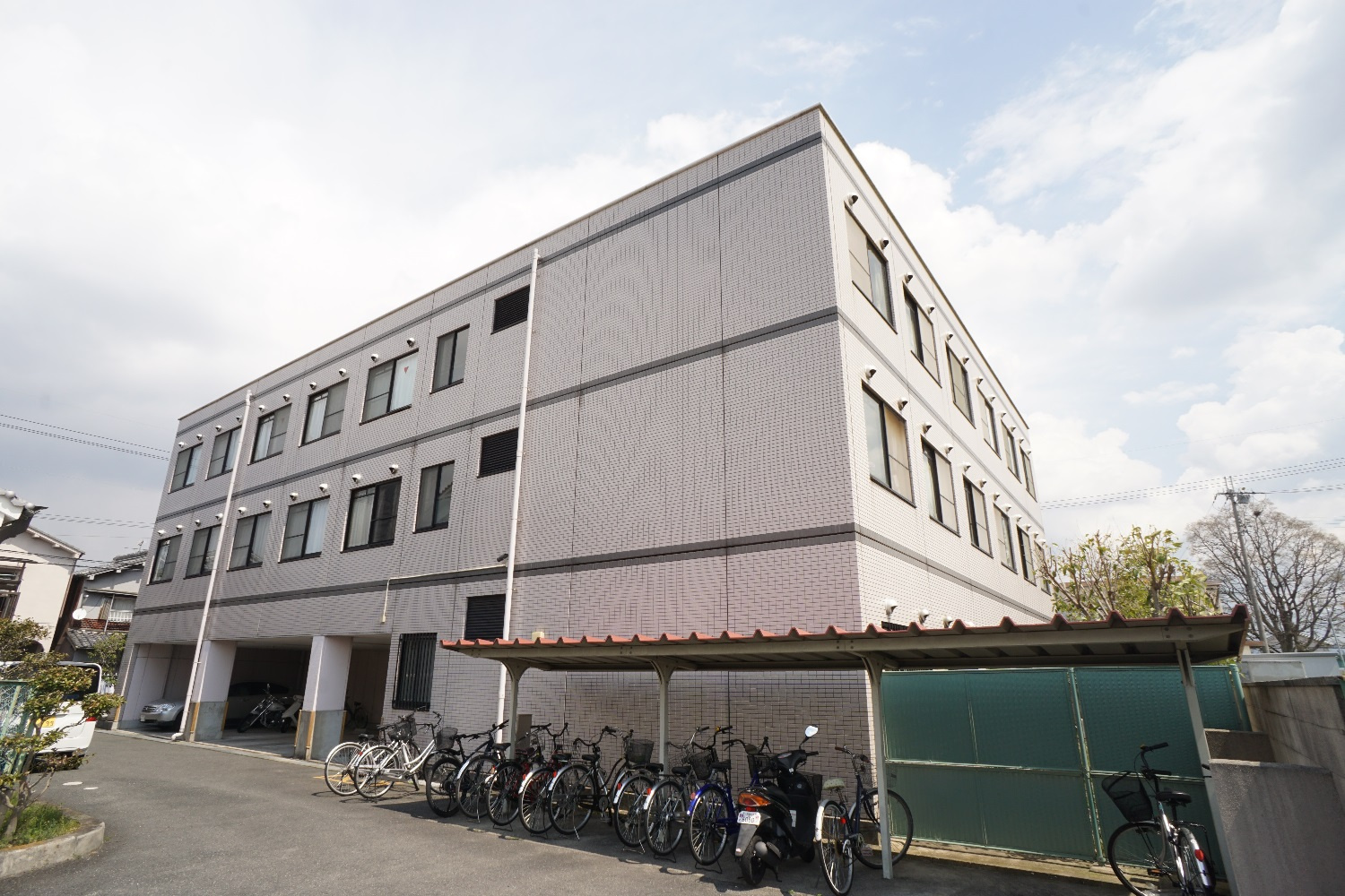 アスカ２１大和小泉のエントランス